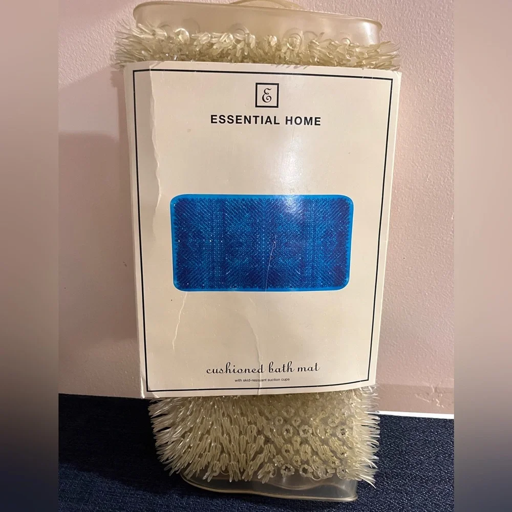 NWT Essential Home Cushioned Silicone Bath tub mat.